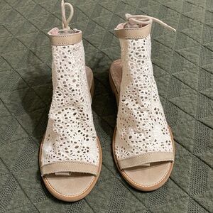 ANTHROPOLOGIE Musse & Cloud Boho Gladiator Sandals 39  Cream Crochet Festival